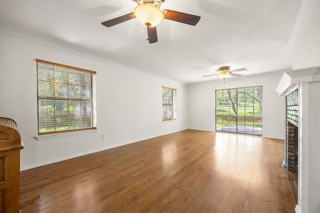 612 Doaks Drive, Runaway Bay, TX 76426