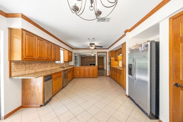 612 Doaks Drive, Runaway Bay, TX 76426