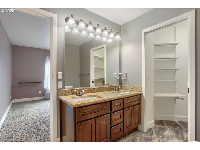 909 HIGHLAND St, Ridgefield, WA 98642