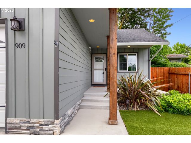 909 HIGHLAND St, Ridgefield, WA 98642