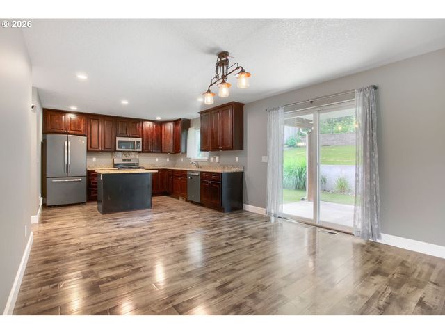 909 HIGHLAND St, Ridgefield, WA 98642