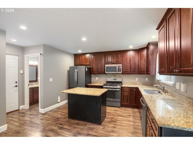 909 HIGHLAND St, Ridgefield, WA 98642