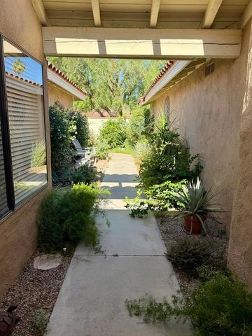 240 Santa Barbara Circle, Palm Desert, CA 92260