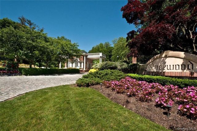 14 Meadow Lane, Manhasset, NY 11030
