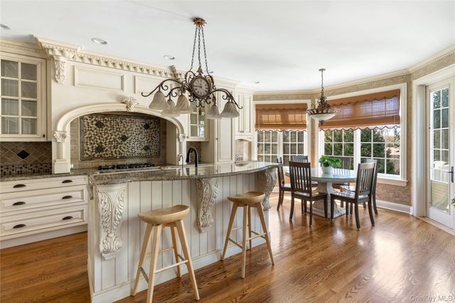 14 Meadow Lane, Manhasset, NY 11030