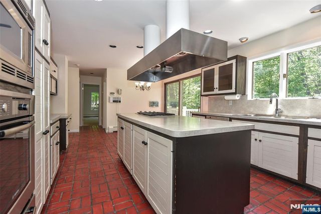 10 Mallard Run, Upper Saddle River, NJ 07458