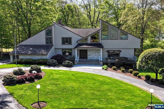 10 Mallard Run, Upper Saddle River, NJ 07458