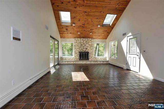 10 Mallard Run, Upper Saddle River, NJ 07458