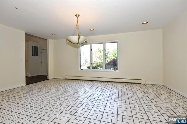 10 Mallard Run, Upper Saddle River, NJ 07458