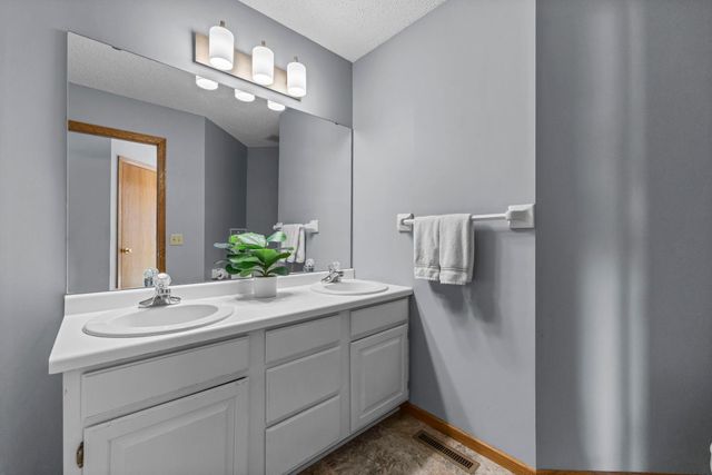 9136 Cambridge Alcove, Woodbury, MN 55125