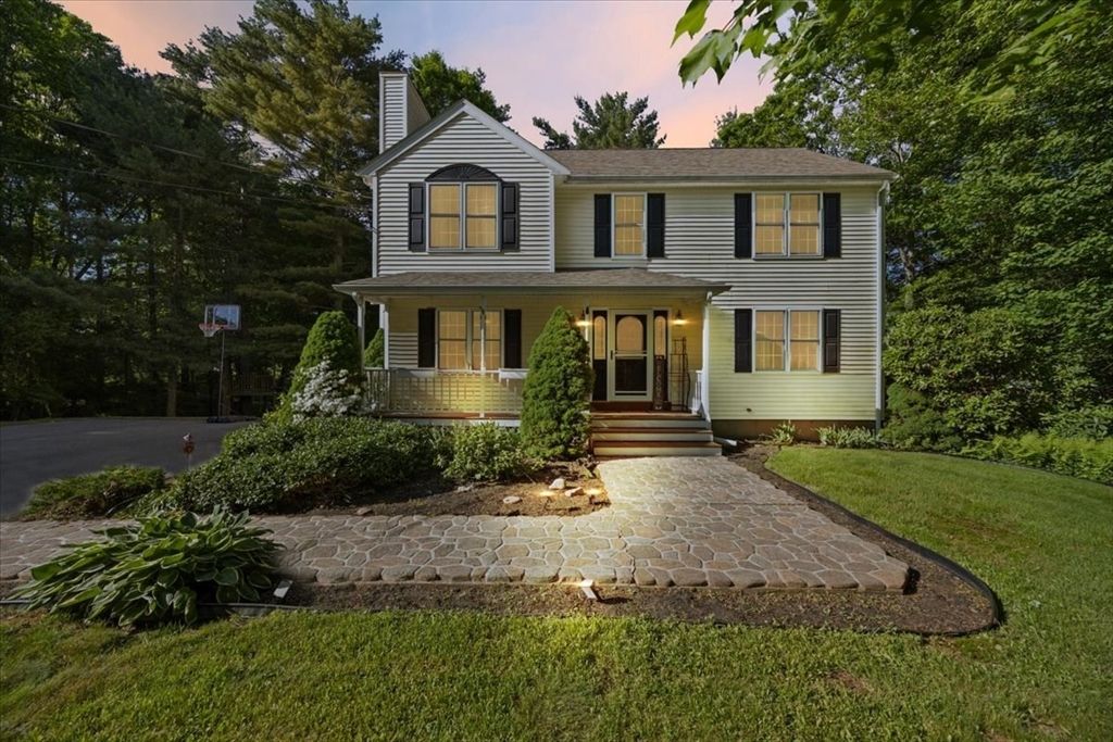 27 N Grove St, Middleboro, MA 02346