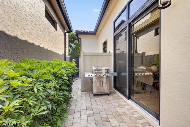 7890 Allende LN, Naples, FL 34113
