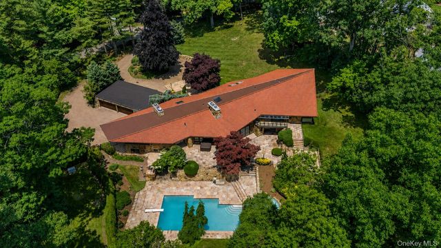 17 Forest Drive, Sands Point, NY 11050