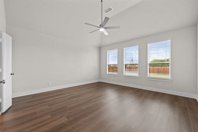 552 Holiday Avenue, Waxahachie, TX 75165