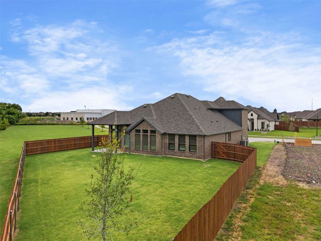552 Holiday Avenue, Waxahachie, TX 75165