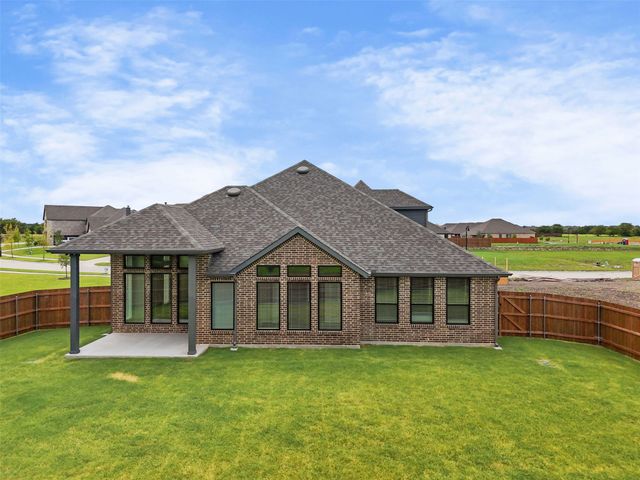 552 Holiday Avenue, Waxahachie, TX 75165