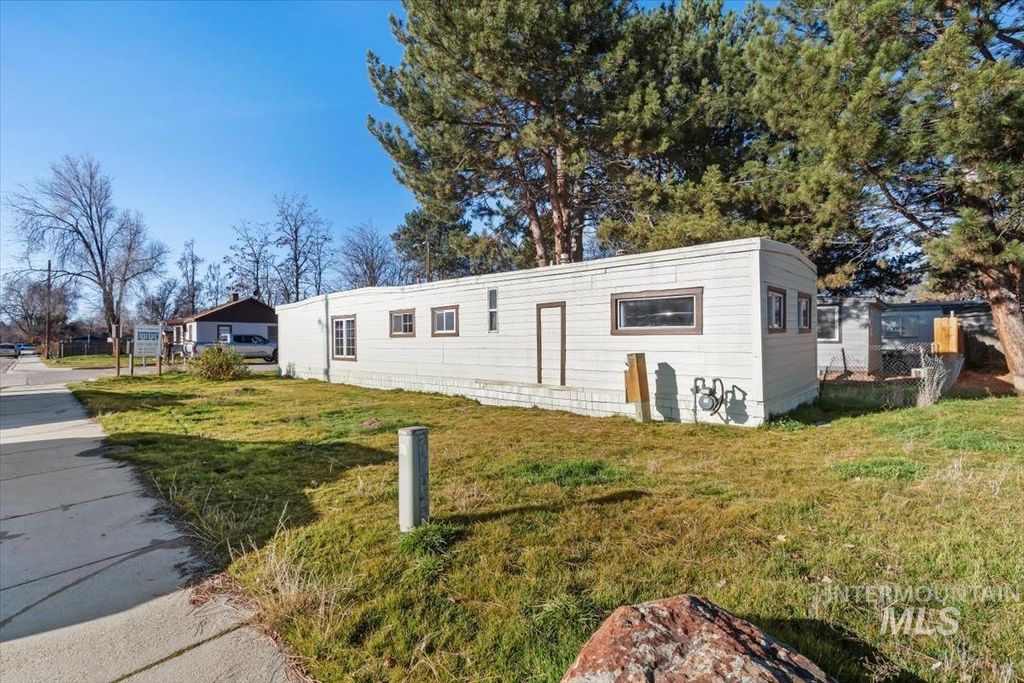 412 E 48th St Trlr 21, Garden City, ID 83714 photo 2