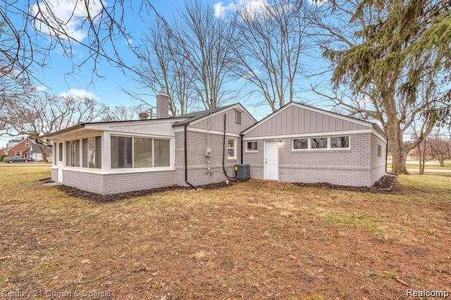 16231 Luxemburg, Fraser, MI 48026
