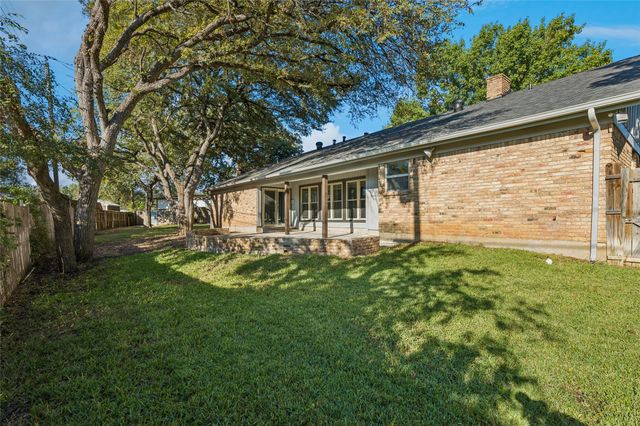 283 Somerset Circle, Bedford, TX 76022