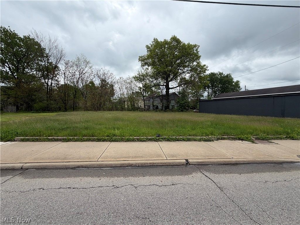 Elm Road NE, Warren, OH 44483
