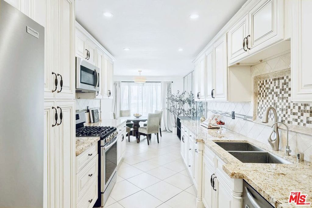 Image 12 of property listing at 1215 Brockton Avenue 203, Los Angeles, CA 90025