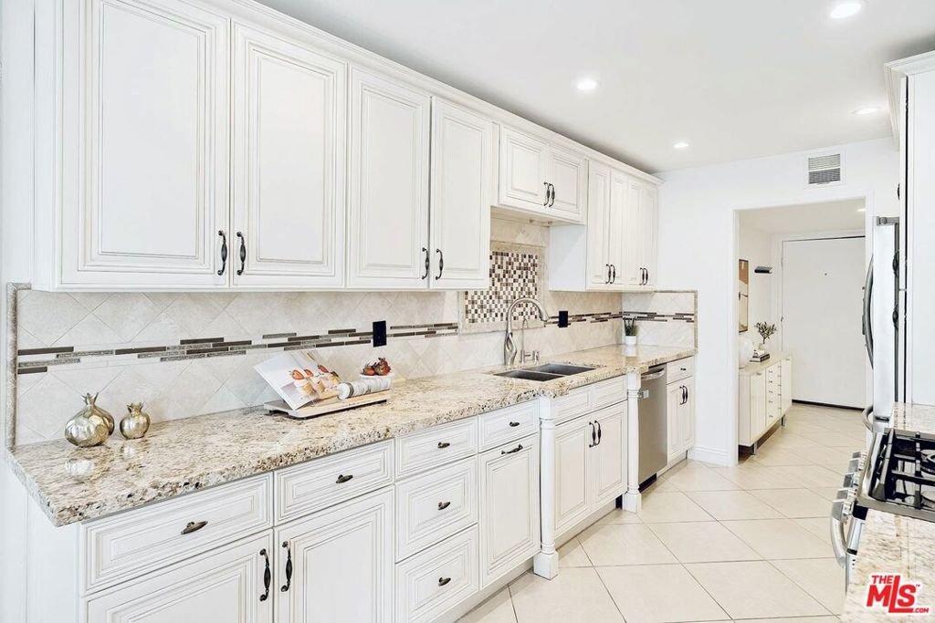 Image 13 of property listing at 1215 Brockton Avenue 203, Los Angeles, CA 90025