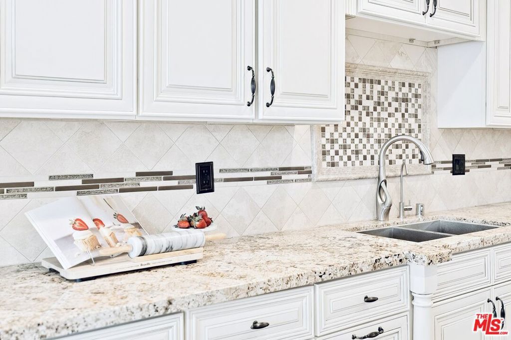 Image 14 of property listing at 1215 Brockton Avenue 203, Los Angeles, CA 90025