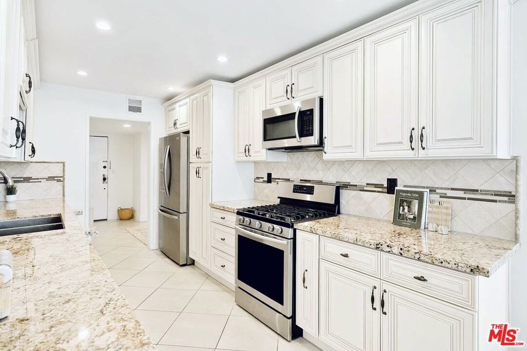 Image 15 of property listing at 1215 Brockton Avenue 203, Los Angeles, CA 90025
