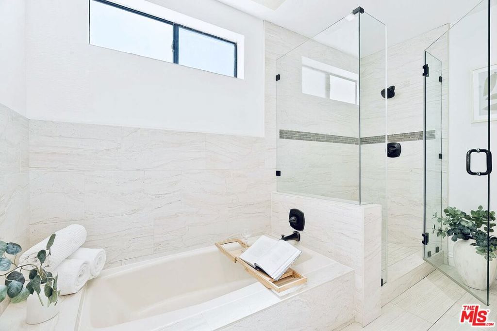 Image 18 of property listing at 1215 Brockton Avenue 203, Los Angeles, CA 90025