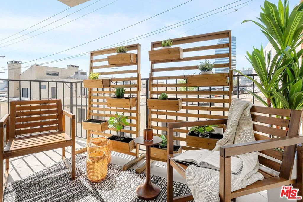 Image 23 of property listing at 1215 Brockton Avenue 203, Los Angeles, CA 90025