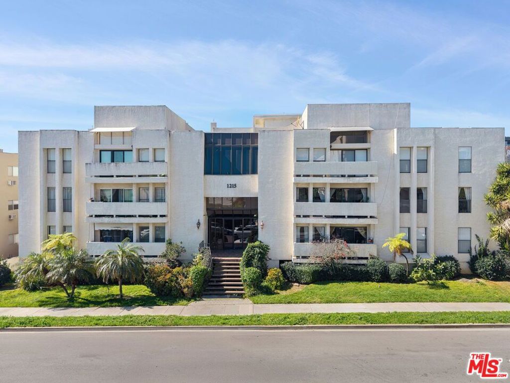 Image 26 of property listing at 1215 Brockton Avenue 203, Los Angeles, CA 90025