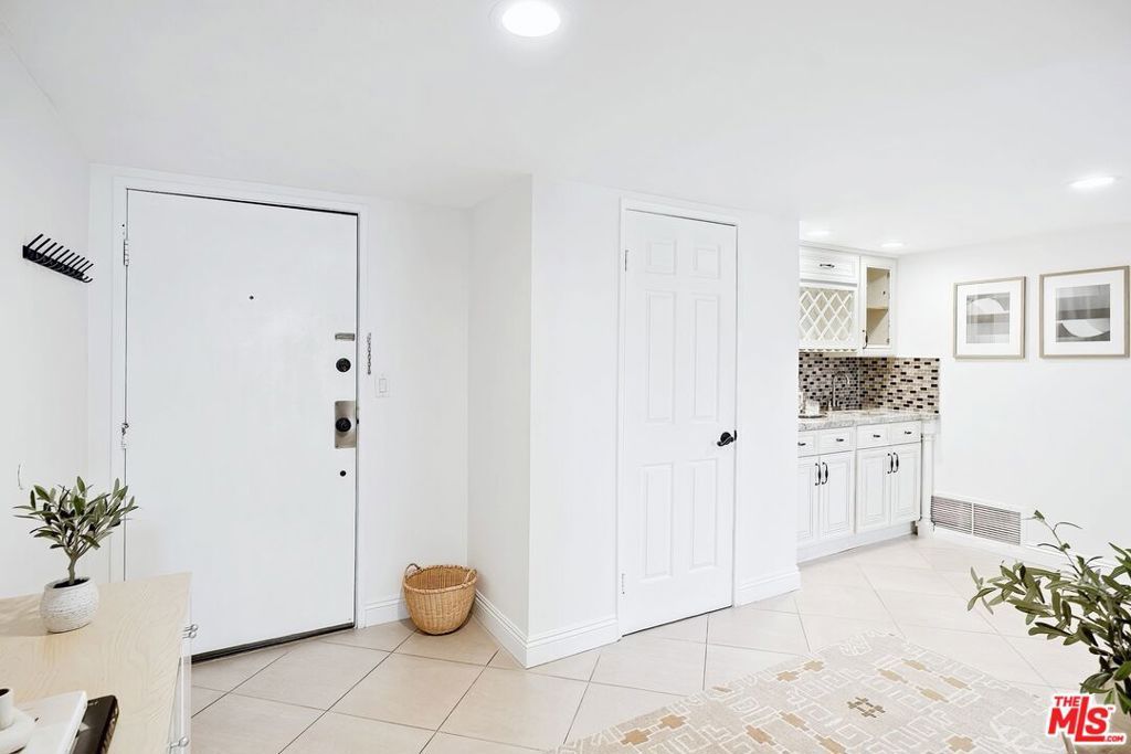 Image 3 of property listing at 1215 Brockton Avenue 203, Los Angeles, CA 90025