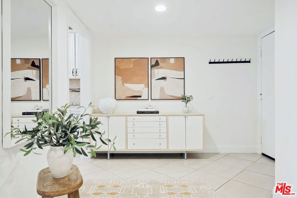 Image 4 of property listing at 1215 Brockton Avenue 203, Los Angeles, CA 90025
