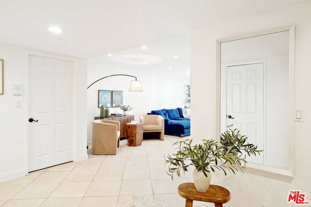 Image 5 of property listing at 1215 Brockton Avenue 203, Los Angeles, CA 90025