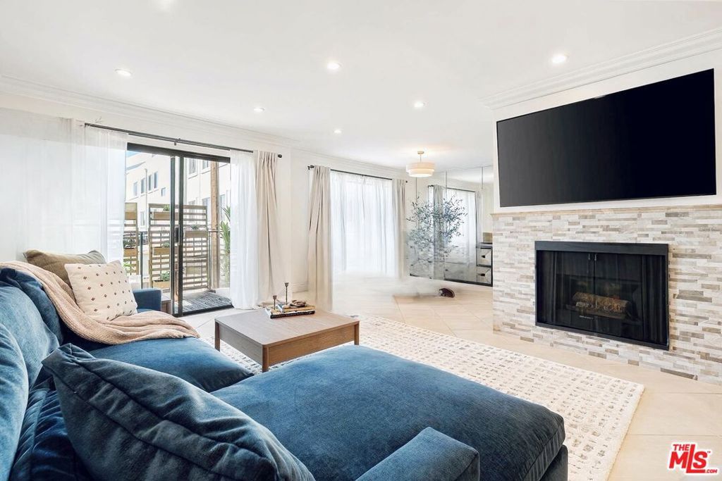 Image 9 of property listing at 1215 Brockton Avenue 203, Los Angeles, CA 90025