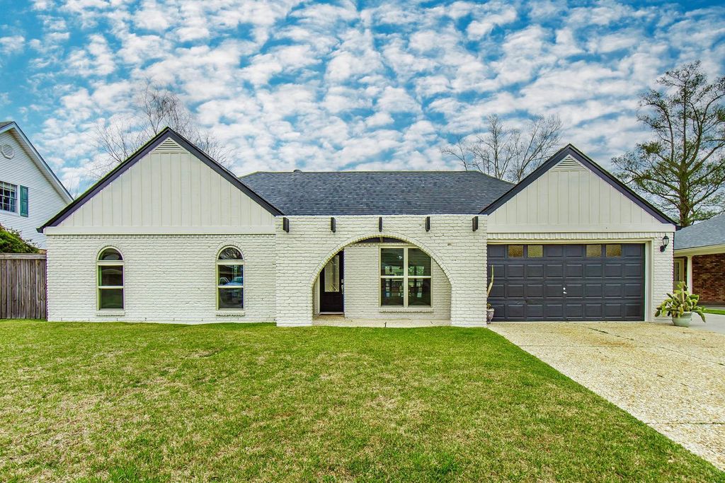 228 Lake Crescent Circle, Houma, LA 70360