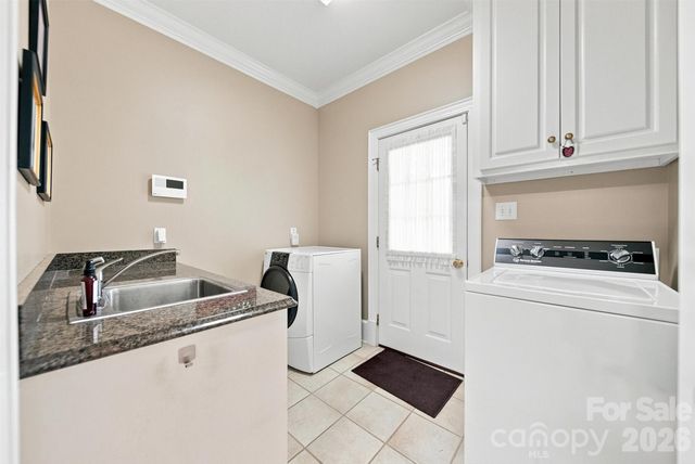 1515 8th Street NW, Hickory, NC 28601