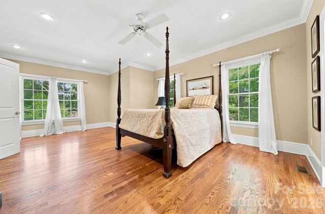 1515 8th Street NW, Hickory, NC 28601