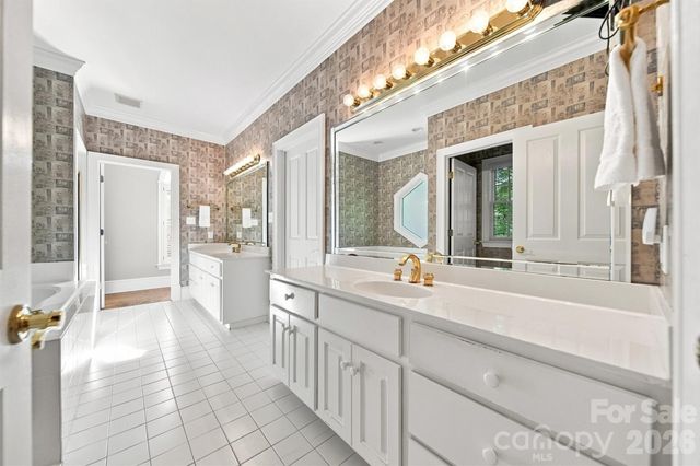1515 8th Street NW, Hickory, NC 28601