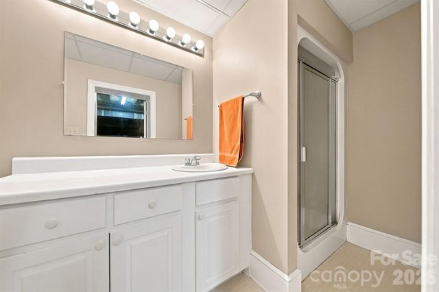 1515 8th Street NW, Hickory, NC 28601