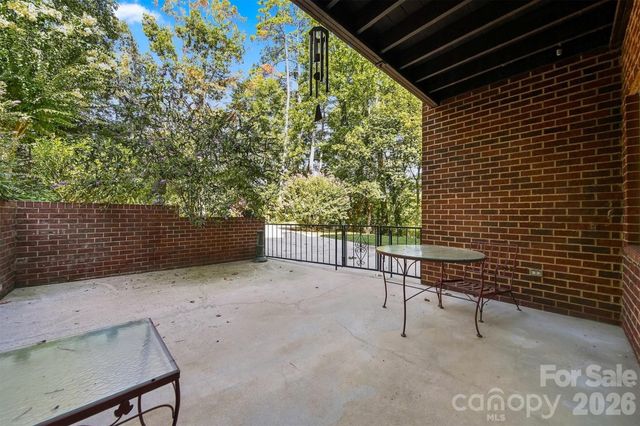 1515 8th Street NW, Hickory, NC 28601