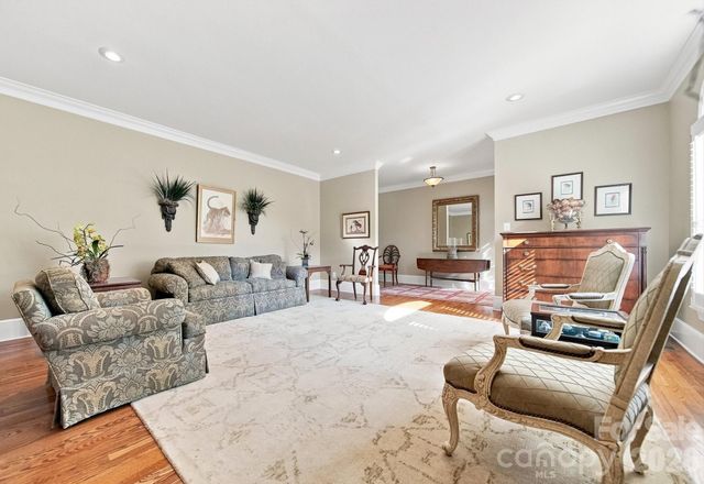 1515 8th Street NW, Hickory, NC 28601