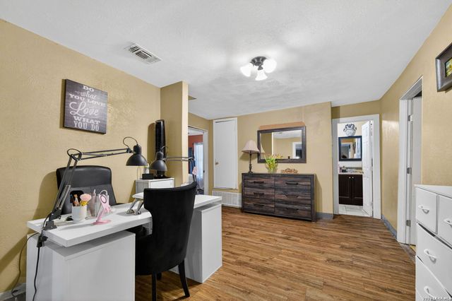 512 Stratford Ct, San Antonio, TX 78223
