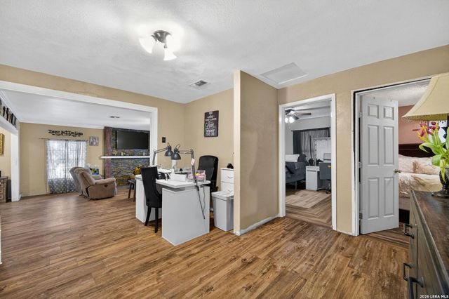 512 Stratford Ct, San Antonio, TX 78223