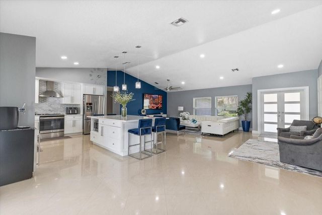 10082 Harbourtown Ct, Boca Raton, FL 33498