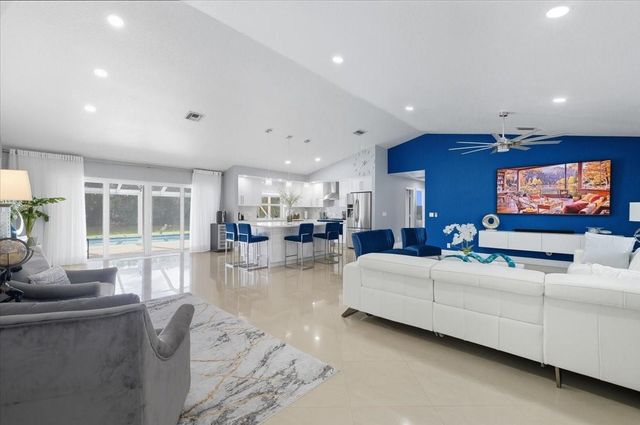 10082 Harbourtown Ct, Boca Raton, FL 33498