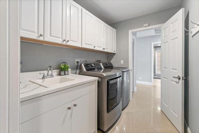 10082 Harbourtown Ct, Boca Raton, FL 33498