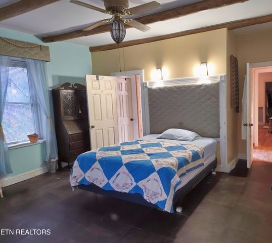 1249 Sharp Rd, Speedwell, TN 37870