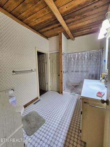 1249 Sharp Rd, Speedwell, TN 37870