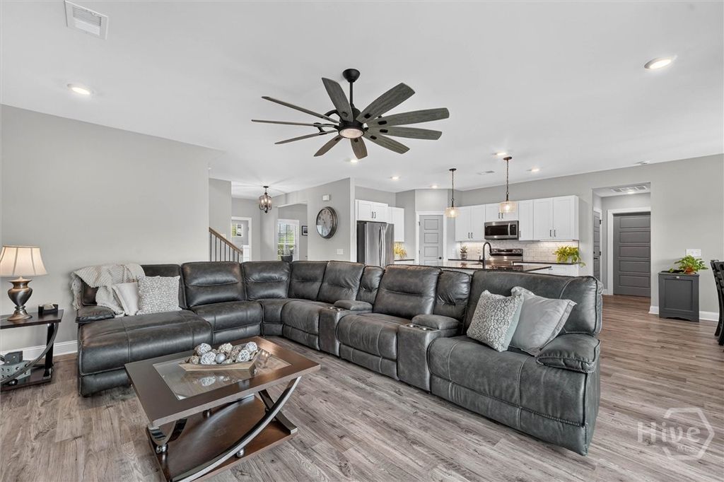 Image 6 of property listing at 14 Sweet Grass Lane, Richmond Hill, GA 31324